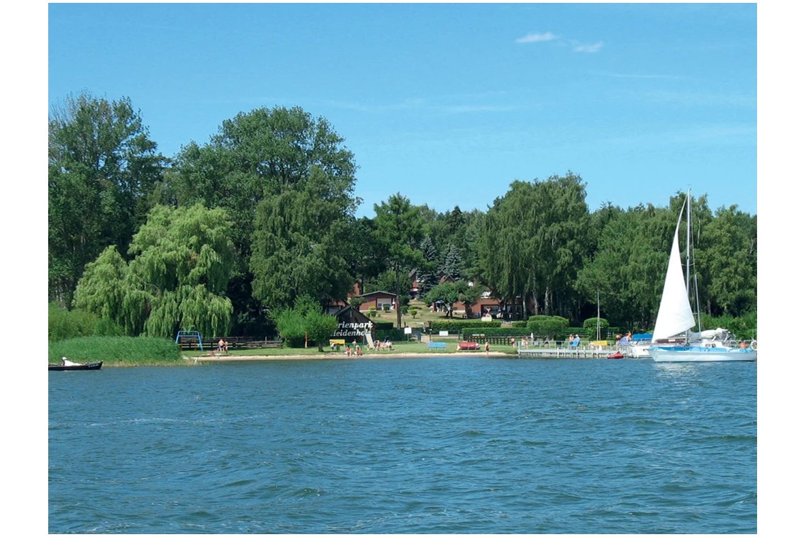 Kinderhotel: Ferienhäuser mit Blick auf den Plauer See - Ferienpark Heidenholz