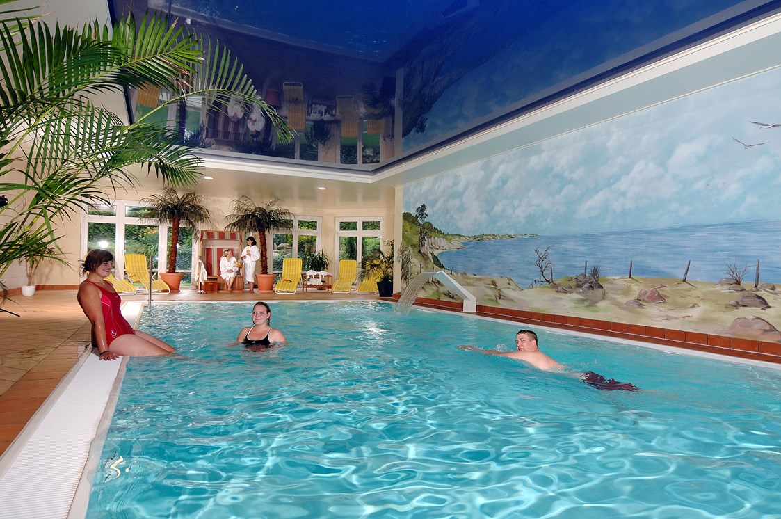 Kinderhotel: Hallenschwimmbad mit Gegenstromanlage und Nackenschwallbrause - Ferienpark Heidenholz