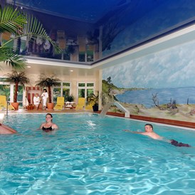 Kinderhotel: Hallenschwimmbad mit Gegenstromanlage und Nackenschwallbrause - Ferienpark Heidenholz