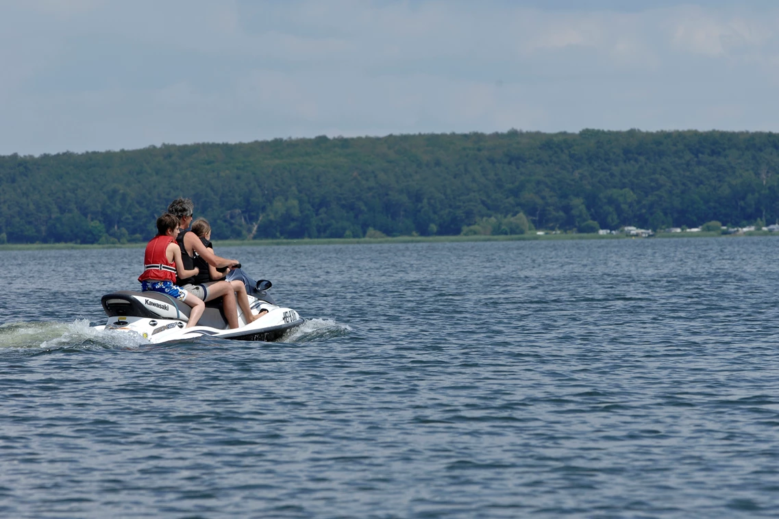 Kinderhotel: Jetski auf dem Plauer See - Ferienpark Heidenholz