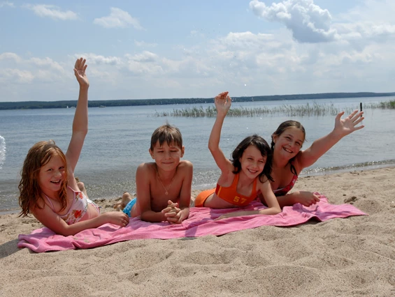 Kinderhotel: Badestrand mit Buddelsand und Liegewiese - Ferienpark Heidenholz