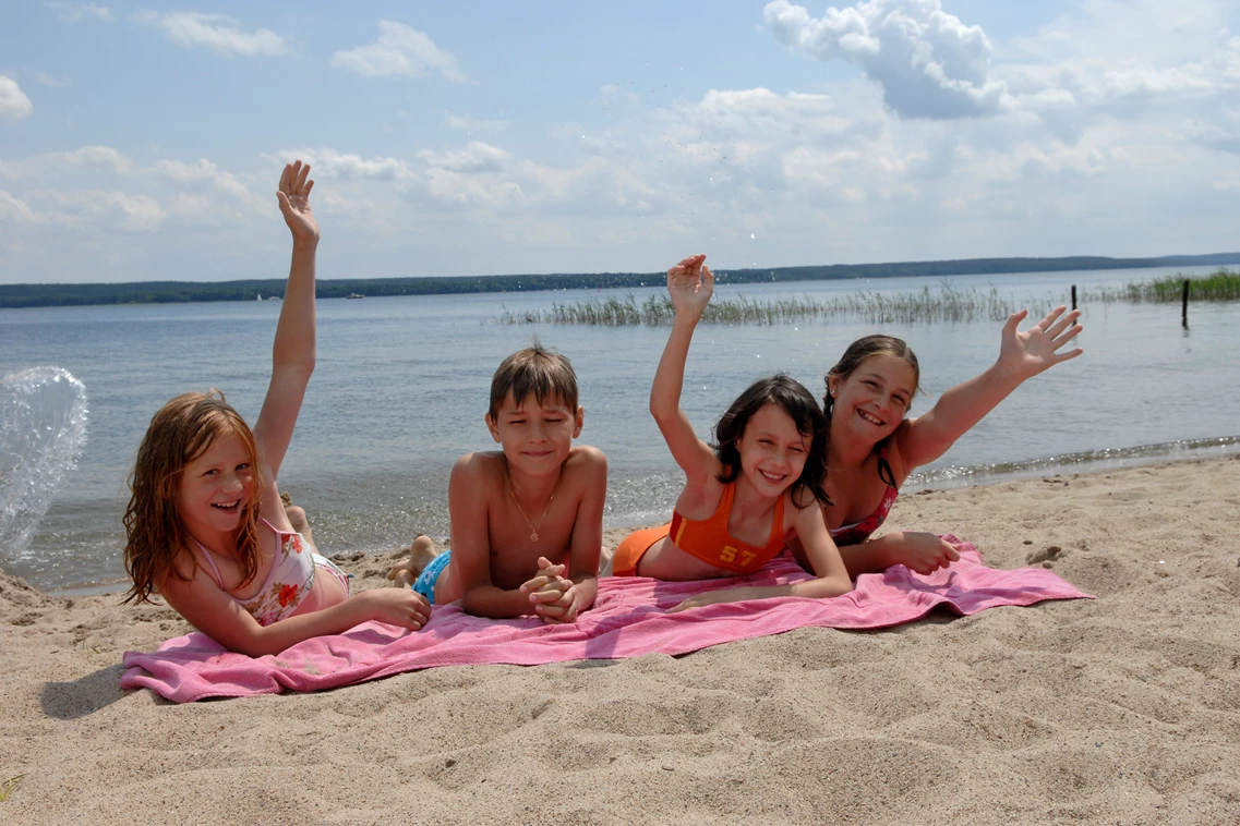 Kinderhotel: Badestrand mit Buddelsand und Liegewiese - Ferienpark Heidenholz