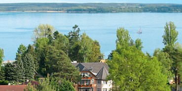 Familienhotel - Plauer See - Aparthotel Am See mit Blick auf den Plauer See - Aparthotel Am See