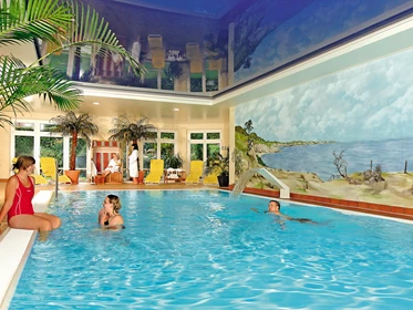Kinderhotel: Hallenschwimmbad ( 29 °C ) mit Gegenstromanlage und Nackenschwallbrause und Whirlpool - Aparthotel Am See