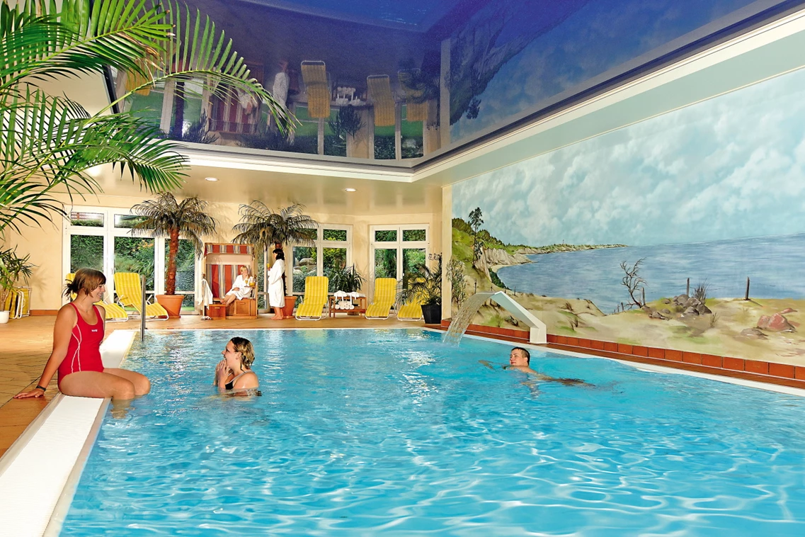 Kinderhotel: Hallenschwimmbad ( 29 °C ) mit Gegenstromanlage und Nackenschwallbrause und Whirlpool - Aparthotel Am See