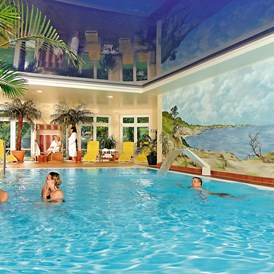 Kinderhotel: Hallenschwimmbad ( 29 °C ) mit Gegenstromanlage und Nackenschwallbrause und Whirlpool - Aparthotel Am See