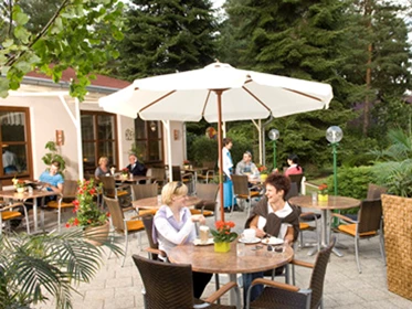 Kinderhotel: Cafe - Terrasse vom Restaurant  - Aparthotel Am See