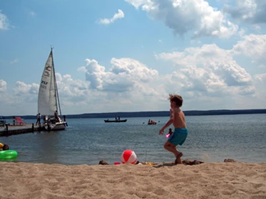 Kinderhotel: Strand mit Buddelsand und Liegewiese - Aparthotel Am See