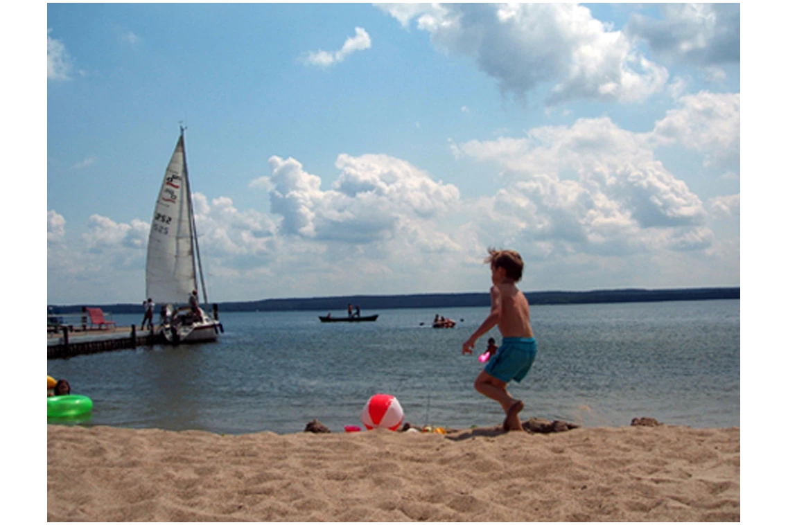 Kinderhotel: Strand mit Buddelsand und Liegewiese - Aparthotel Am See