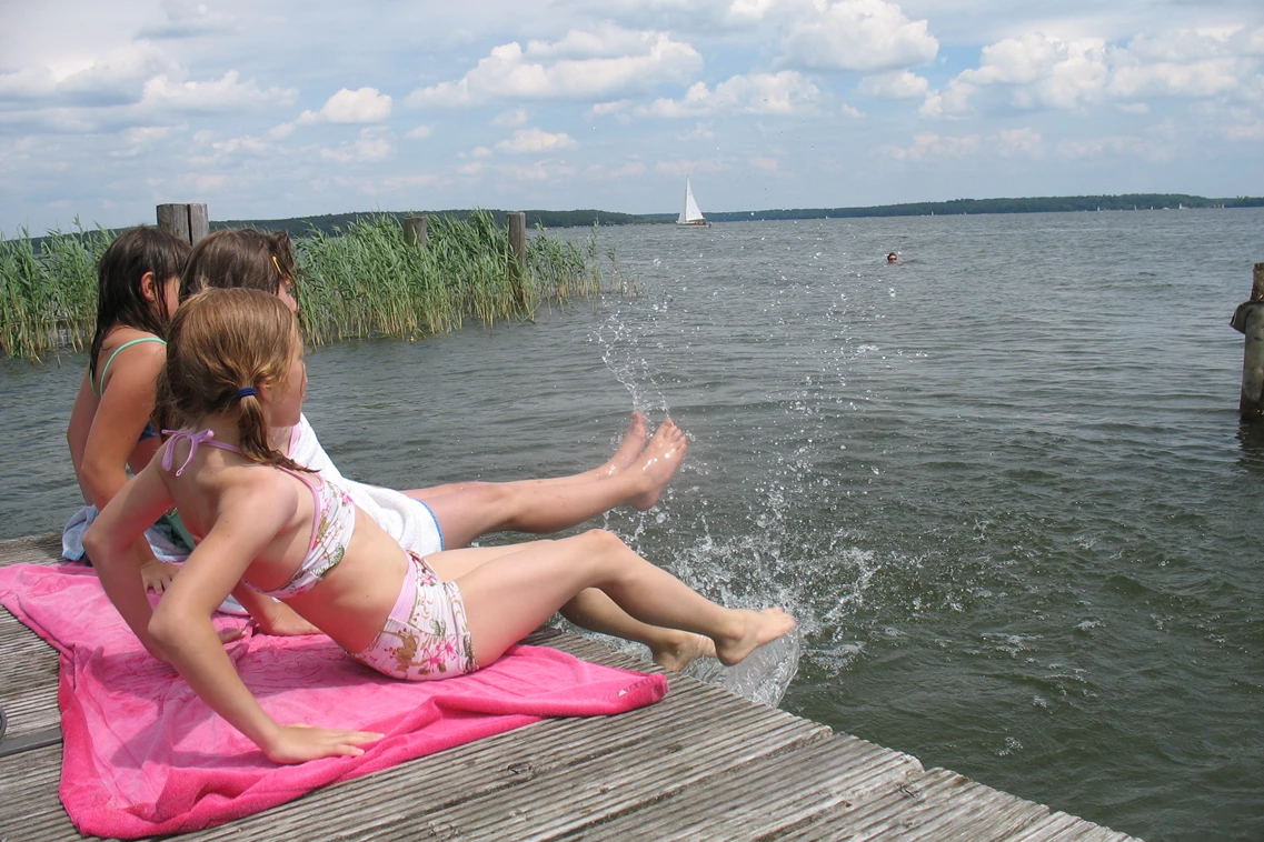 Kinderhotel: Badespaß am Plauer See, am Strand, auf der Seebrücke, auf dem Steg - Aparthotel Am See