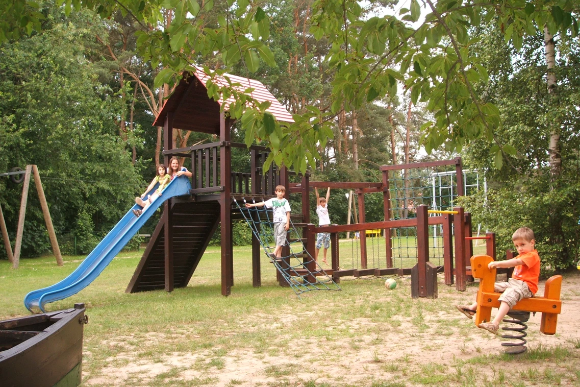 Kinderhotel: Spielplatz mit Seilbahn, Tischtennis, Minigolf, Großschach, Außenkegelbahn, Beachvolleyballfeld, Sandkiste - Aparthotel Am See