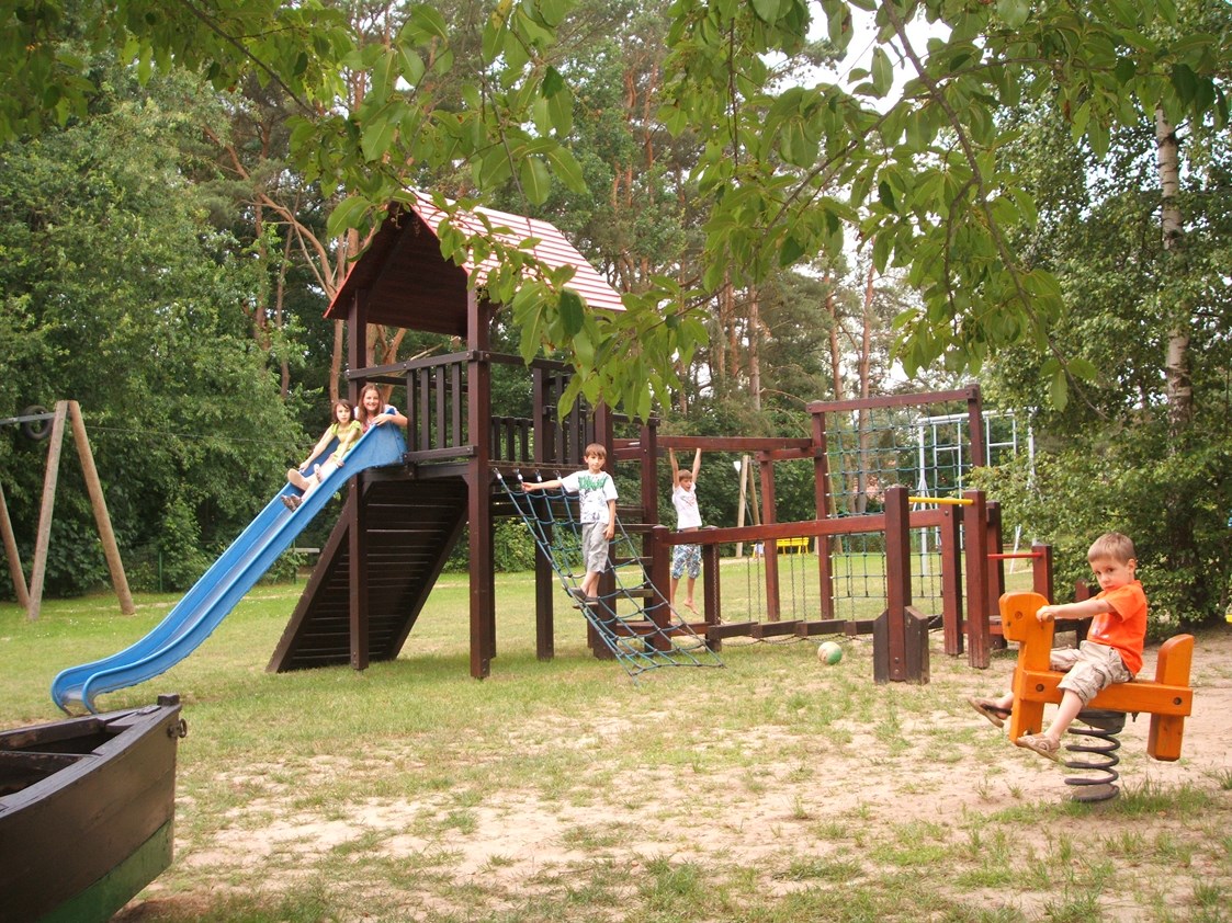 Kinderhotel: Spielplatz mit Seilbahn, Tischtennis, Minigolf, Großschach, Außenkegelbahn, Beachvolleyballfeld, Sandkiste - Aparthotel Am See