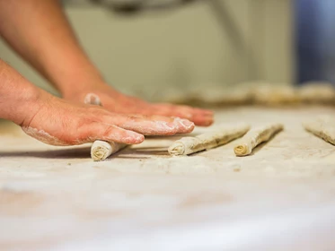 Kinderhotel: Täglich wird im Haus nach alter Tradition in der Hotel-Bäckerei frisches Brot und Gebäck hergestellt. Backstube seit 1865 in Familienbesitz - Familien und Vitalhotel Mühlpointhof ***S