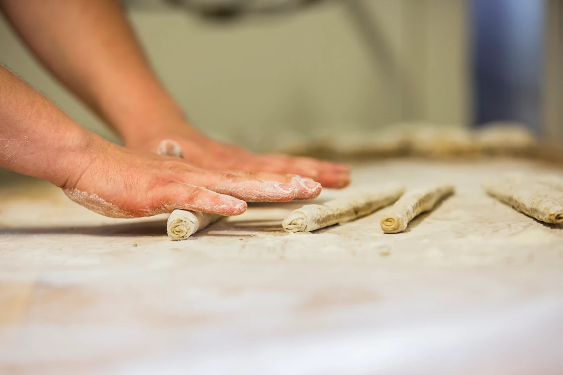 Kinderhotel: Täglich wird im Haus nach alter Tradition in der Hotel-Bäckerei frisches Brot und Gebäck hergestellt. Backstube seit 1865 in Familienbesitz - Familien und Vitalhotel Mühlpointhof ***S