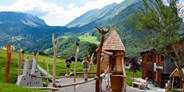 Familienhotel - Oberstaufen - Spielplatz mit Klettermöglichkeit, Rutsche, Sandkasten, Wasserpumpe, Dreiradrange, Schaukel,.... - ****Alpen Hotel Post