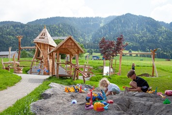 Kinderhotel: Spielplatz mit Klettermöglichkeit, Rutsche, Sandkasten, Wasserpumpe, Dreiradrange, Schaukel,.... - ****Alpen Hotel Post