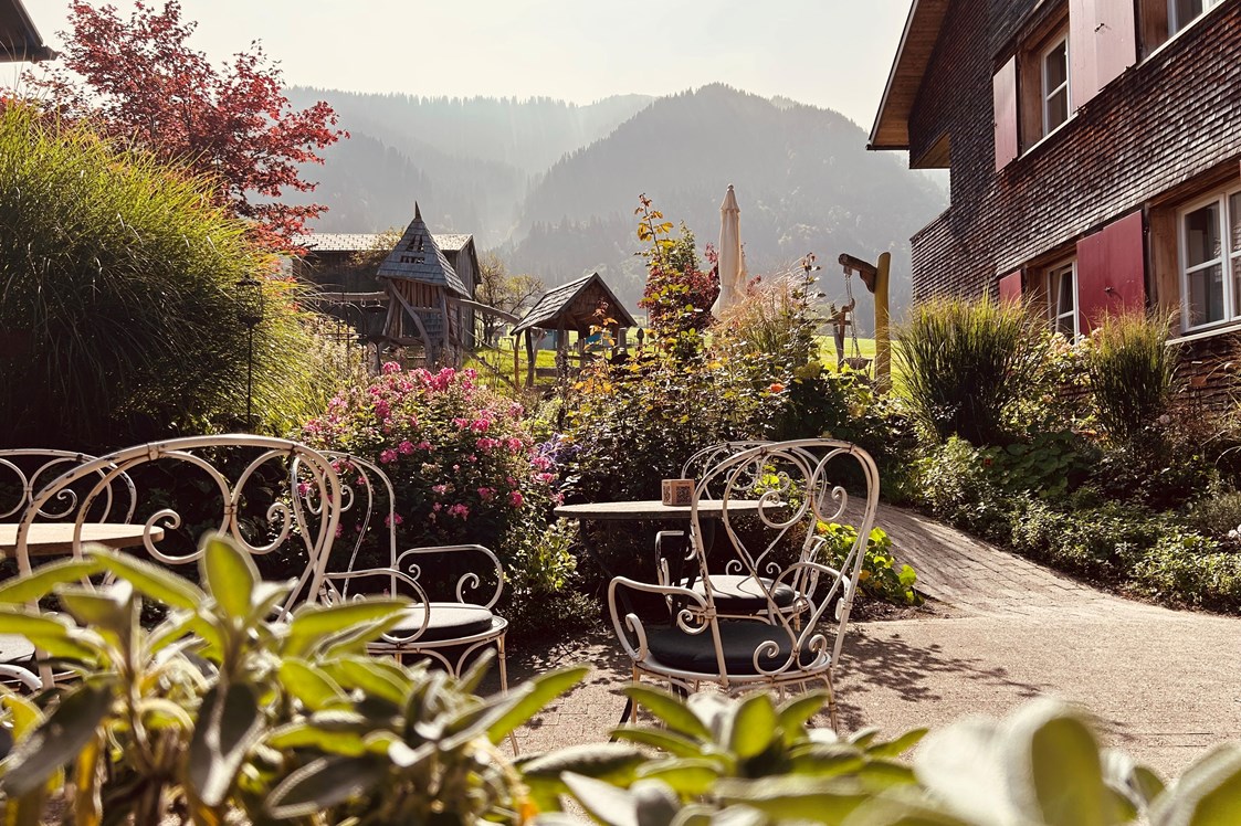Kinderhotel: Terrasse mit Blick zum Abenteuerspielplatz - ****Alpen Hotel Post