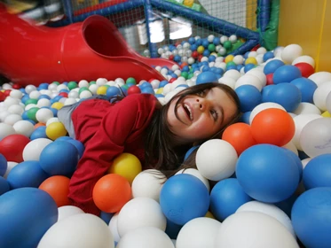 Kinderhotel: Bällebad im Spielparadies - Aparthotel Muchetta - Davos Wiesen - Graubünden - Schweiz - Aparthotel Muchetta