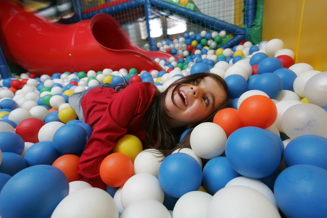 Kinderhotel: Bällebad im Spielparadies - Aparthotel Muchetta - Davos Wiesen - Graubünden - Schweiz - Aparthotel Muchetta