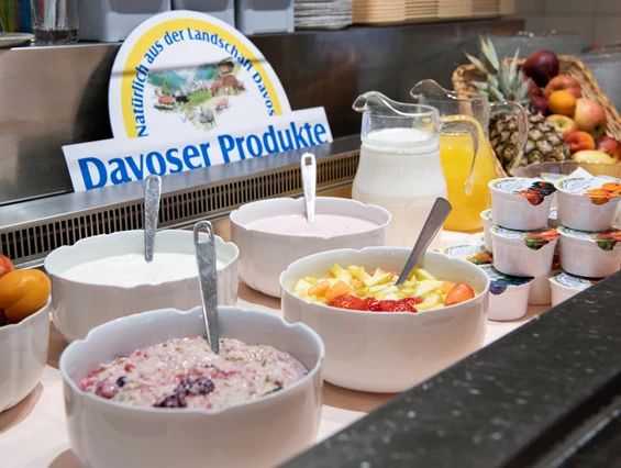 Kinderhotel: Frühstücksbuffet im Aparthotel Muchetta - Davos Wiesen - Graubünden - Schweiz - Aparthotel Muchetta