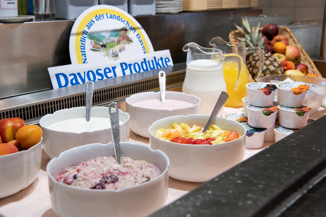 Kinderhotel: Frühstücksbuffet im Aparthotel Muchetta - Davos Wiesen - Graubünden - Schweiz - Aparthotel Muchetta