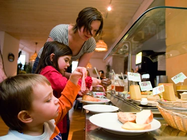 Kinderhotel: Restaurant im Aparthotel Muchetta, Davos Wiesen, Schweiz - Aparthotel Muchetta