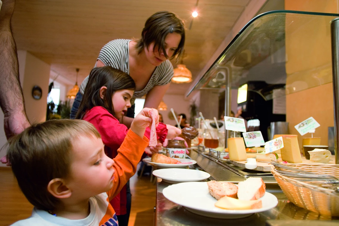 Kinderhotel: Restaurant im Aparthotel Muchetta, Davos Wiesen, Schweiz - Aparthotel Muchetta