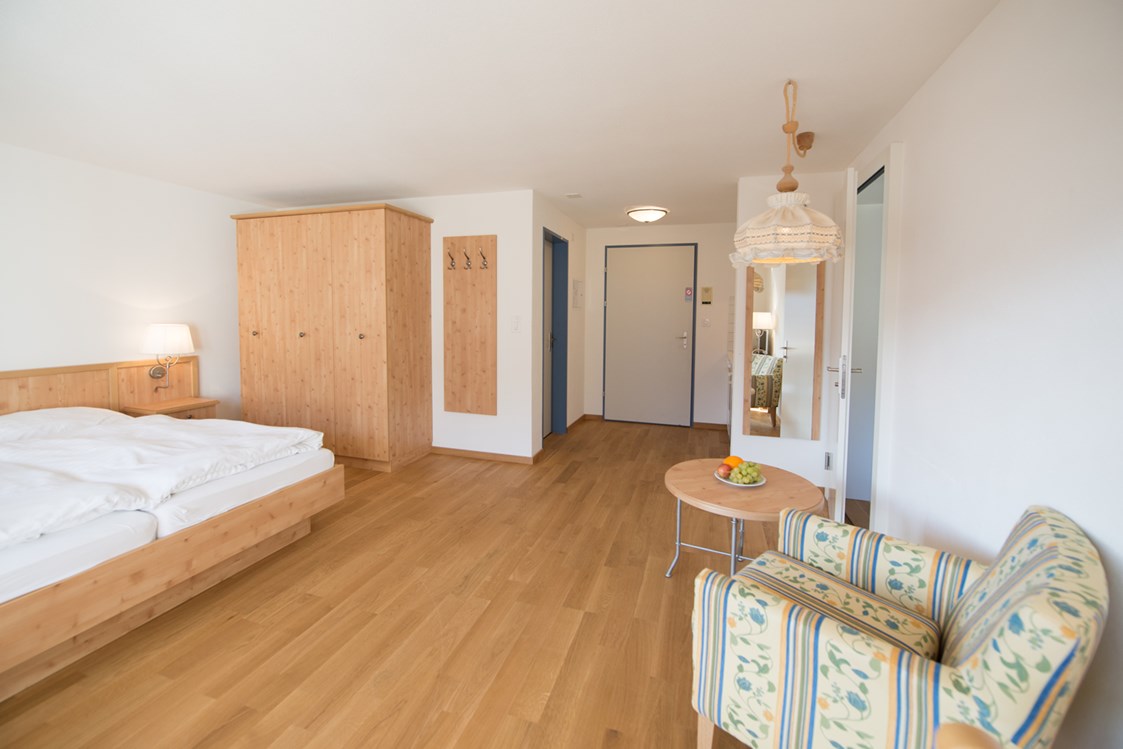 Kinderhotel: Einzimmer-Appartement Superior, ideal für 2 Erwachsene und 1 Kind oder 1 Erwachsene und 2 Kinder - Aparthotel Muchetta - Davos Wiesen - Graubünden - Schweiz - Aparthotel Muchetta