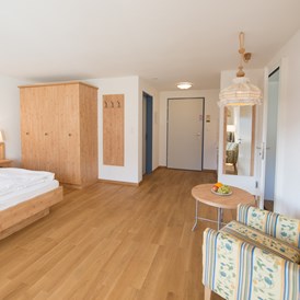 Kinderhotel: Einzimmer-Appartement Superior, ideal für 2 Erwachsene und 1 Kind oder 1 Erwachsene und 2 Kinder - Aparthotel Muchetta - Davos Wiesen - Graubünden - Schweiz - Aparthotel Muchetta