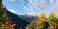 Familienhotel - Klosters - Aussicht vor dem Apartment Hotel im Herbst - Davos Wiesen - Schweiz - Aparthotel Muchetta