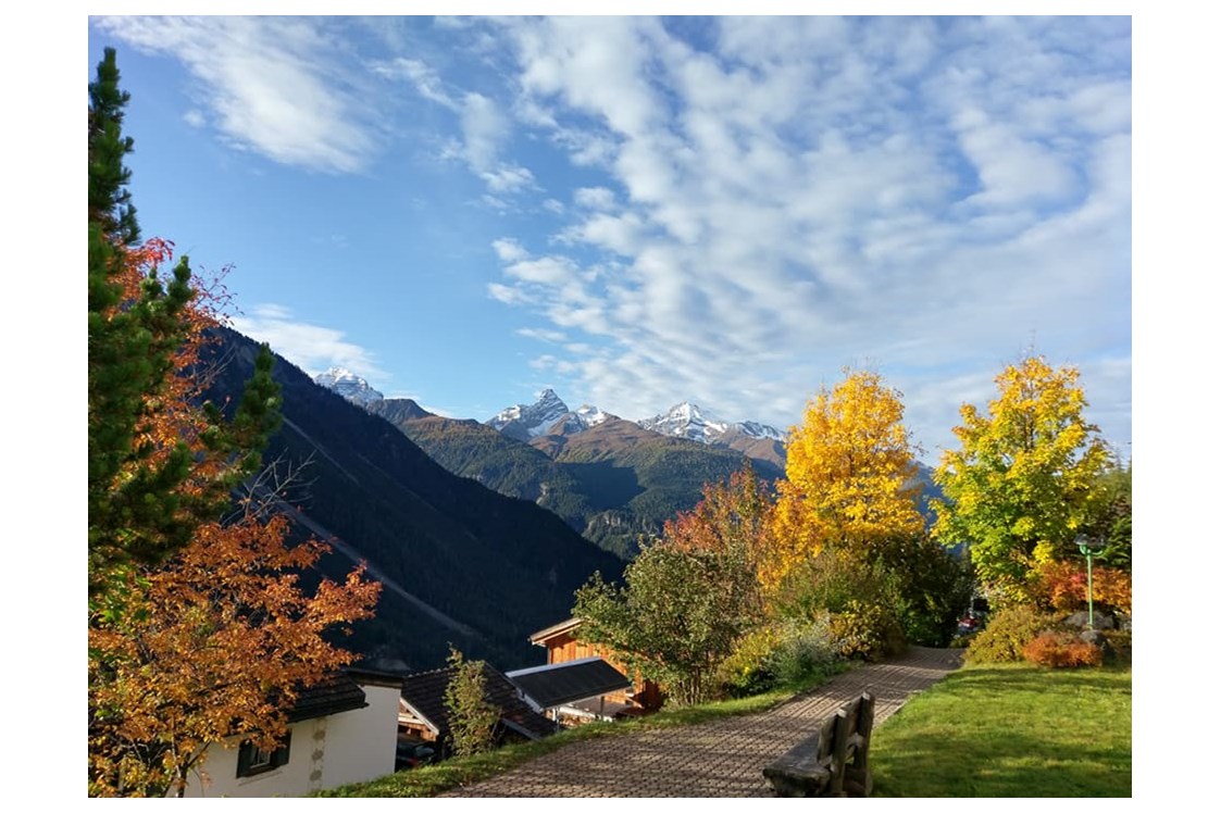 Kinderhotel: Aussicht vor dem Apartment Hotel im Herbst - Davos Wiesen - Schweiz - Aparthotel Muchetta
