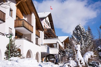 Kinderhotel: Winterliche Aussenansicht Aparthotel Muchetta - Davos Wiesen - Graubünden - Schweiz - Aparthotel Muchetta