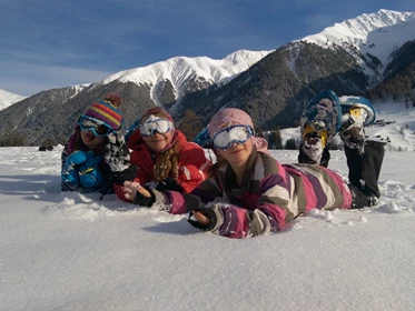 Kinderhotel: Kinder-Schneeschuhwanderung - Apartrhotel Muchetta - Davos Wiesen - Graubünden - Schweiz - Aparthotel Muchetta