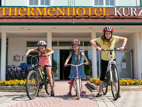 Kinderhotel: Radverleih direkt im Hotel mit E-Bikes, KTM-Rädern, Kinderrädern, Rikschas und Inlineskates - Thermenhotel Kurz****