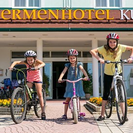 Kinderhotel: Radverleih direkt im Hotel mit E-Bikes, KTM-Rädern, E-Rollern, Kinderrädern, Rikschas, Inlineskates uvm. - Thermenhotel Kurz****