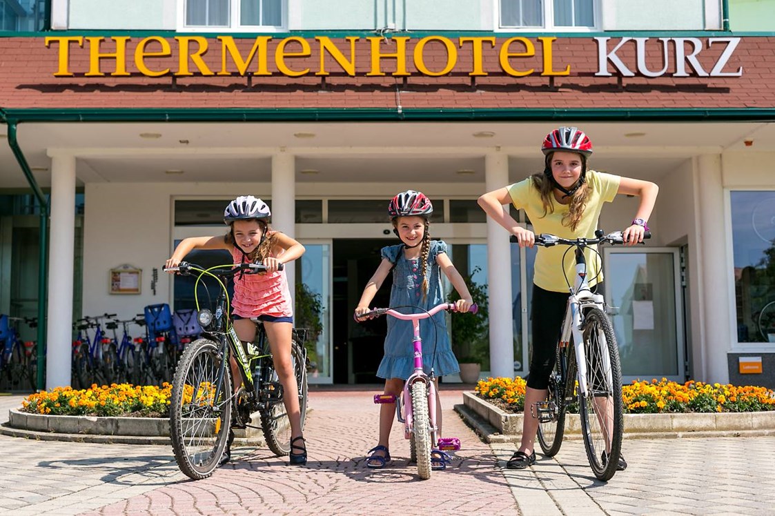 Kinderhotel: Radverleih direkt im Hotel mit E-Bikes, KTM-Rädern, Kinderrädern, Rikschas und Inlineskates - Thermenhotel Kurz****