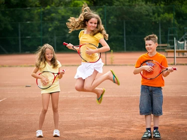 Kinderhotel: Tennisfreiplätze direkt im Hotel vorhanden - Thermenhotel Kurz****