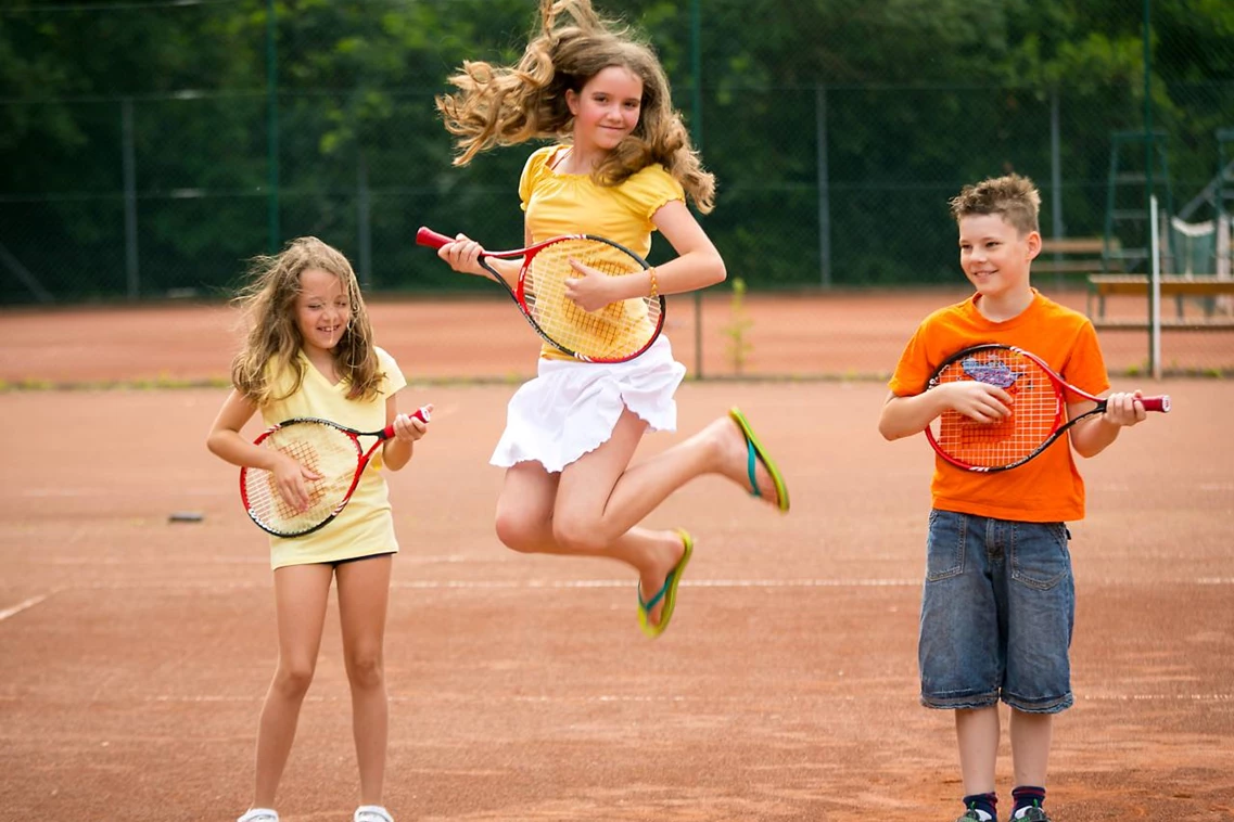 Kinderhotel: Tennisfreiplätze direkt im Hotel vorhanden - Thermenhotel Kurz****