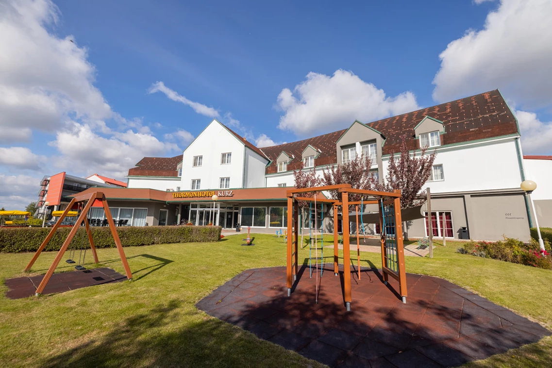 Kinderhotel: Outdoorspielplatz - Thermenhotel Kurz****