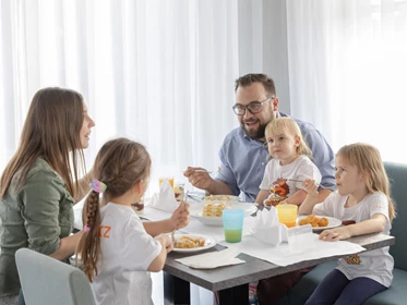 Kinderhotel: Familie beim Essen - Thermenhotel Kurz****