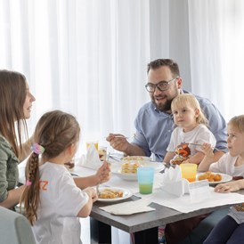 Kinderhotel: Familie beim Essen - Thermenhotel Kurz****