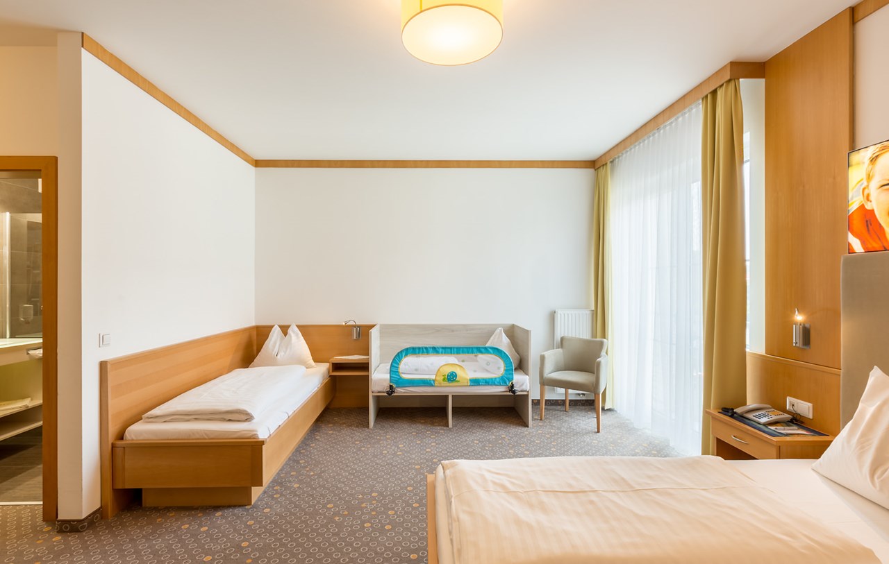 Thermenhotel Kurz**** Zimmerkategorien Doppelzimmer mit Gitterbett und einem kleinen Zusatzbett