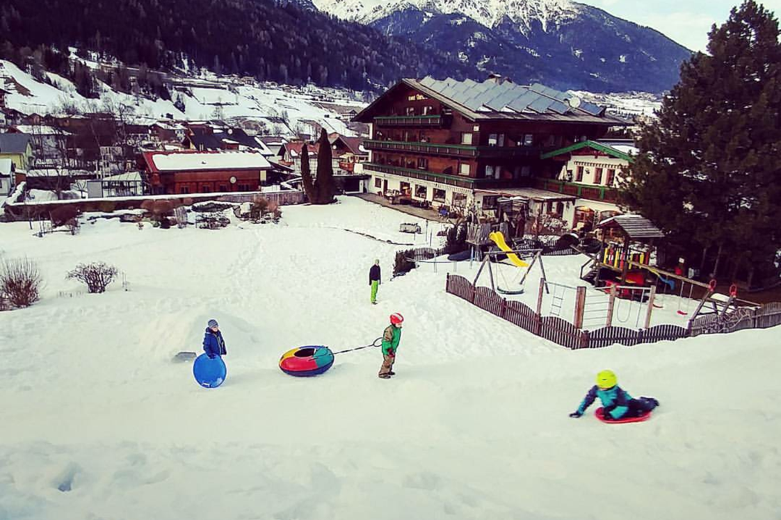 Kinderhotel: unsere Schneespielwiese, Abends auch beleuchtet - Familien- & Vitalhotel Auenhof