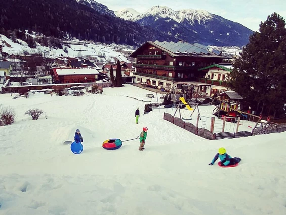 Kinderhotel: unsere Schneespielwiese, Abends auch beleuchtet - Hotel Auenhof