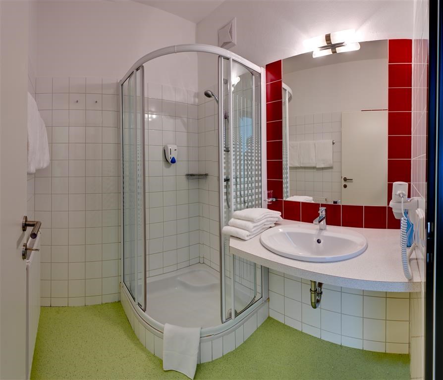 Kinderhotel: Badezimmer mit Dusche - Pension Apfelhof