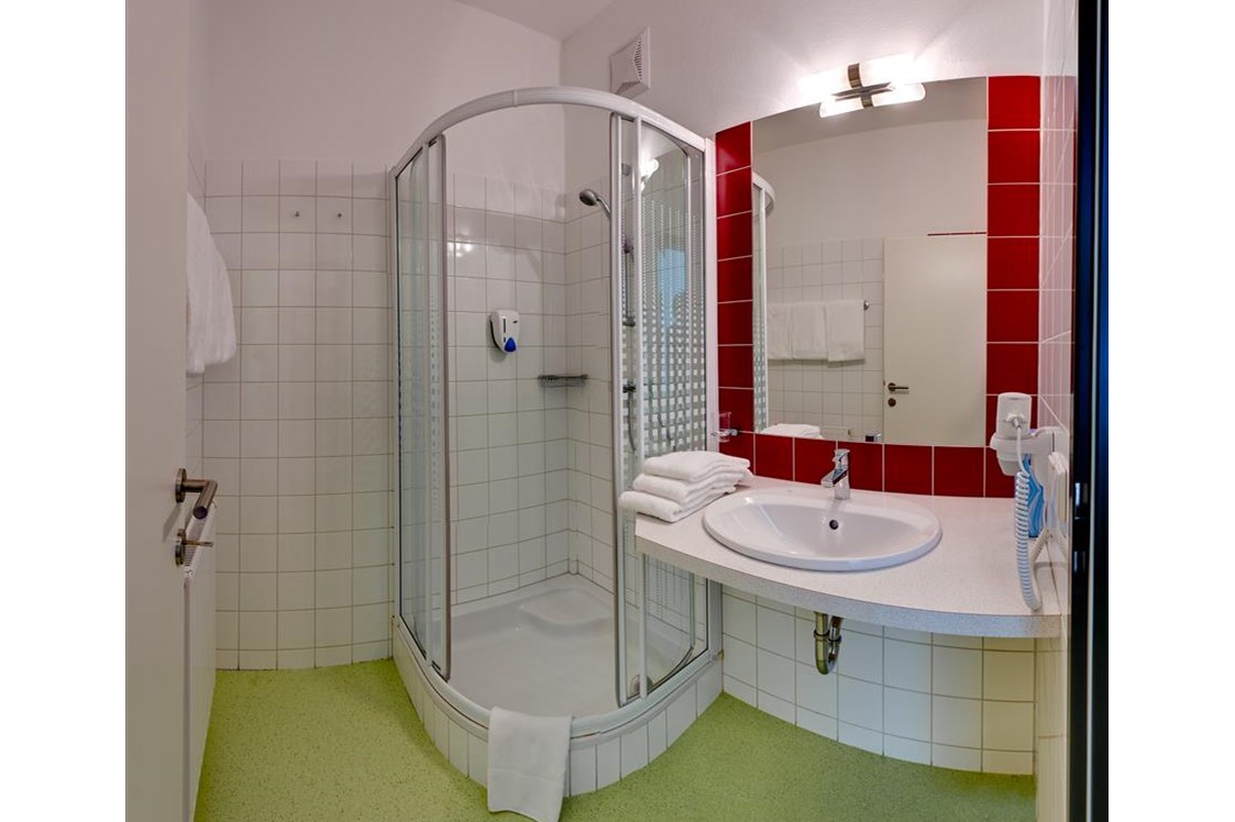 Kinderhotel: Badezimmer mit Dusche - Pension Apfelhof***