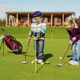 Kinderhotel: Kinder beim Golf spielen - Pension Apfelhof