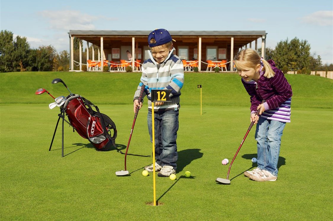 Kinderhotel: Kinder beim Golf spielen - Pension Apfelhof***